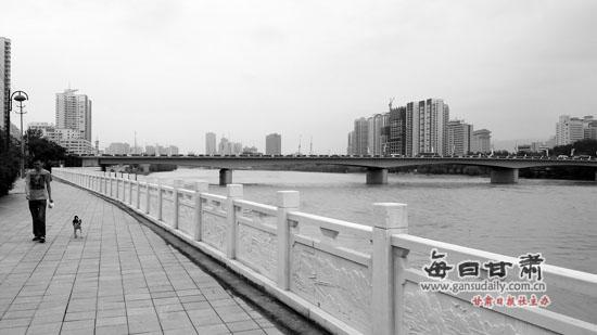 6月28日，蘭州城關(guān)黃河橋附近，一排漢白玉大理石護欄新鮮亮相，使黃河風(fēng)情線顏值得以大幅提升。原來的鋼筋混凝土護欄因風(fēng)吹日曬，局部被腐蝕而被拆除。蘭州晨報首席記者張繼培攝